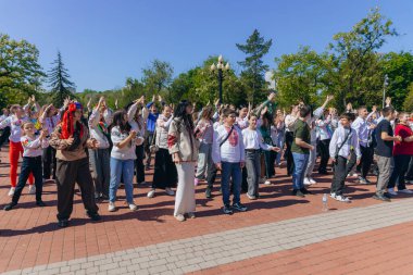 Geleneksel nakışla süslenmiş modern tarzda genç Ukraynalılar. Ukrayna kültürü ve mirası. Hoş, çekici insanlar. Ulusal kostüm.