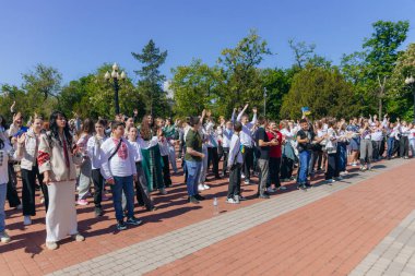 Geleneksel nakışla süslenmiş modern tarzda genç Ukraynalılar. Ukrayna kültürü ve mirası. Hoş, çekici insanlar. Ulusal kostüm.