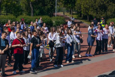 Geleneksel nakışla süslenmiş modern tarzda genç Ukraynalılar. Ukrayna kültürü ve mirası. Hoş, çekici insanlar. Ulusal kostüm.