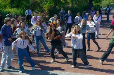 Geleneksel nakışla süslenmiş modern tarzda genç Ukraynalılar. Ukrayna kültürü ve mirası. Hoş, çekici insanlar. Ulusal kostüm.