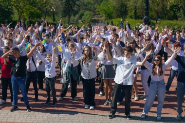Geleneksel nakışla süslenmiş modern tarzda genç Ukraynalılar. Ukrayna kültürü ve mirası. Hoş, çekici insanlar. Ulusal kostüm.