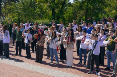 Geleneksel nakışla süslenmiş modern tarzda genç Ukraynalılar. Ukrayna kültürü ve mirası. Hoş, çekici insanlar. Ulusal kostüm.