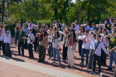 Geleneksel nakışla süslenmiş modern tarzda genç Ukraynalılar. Ukrayna kültürü ve mirası. Hoş, çekici insanlar. Ulusal kostüm.