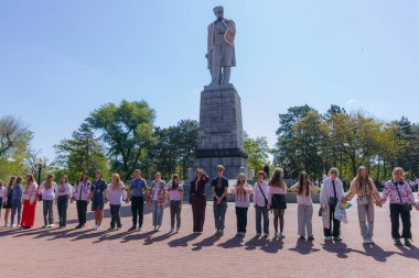 Geleneksel nakışla süslenmiş modern tarzda genç Ukraynalılar. Ukrayna kültürü ve mirası. Hoş, çekici insanlar. Ulusal kostüm.