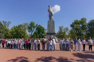 Geleneksel nakışla süslenmiş modern tarzda genç Ukraynalılar. Ukrayna kültürü ve mirası. Hoş, çekici insanlar. Ulusal kostüm.