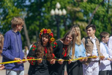 Geleneksel nakışla süslenmiş modern tarzda genç Ukraynalılar. Ukrayna kültürü ve mirası. Hoş, çekici insanlar. Ulusal kostüm.