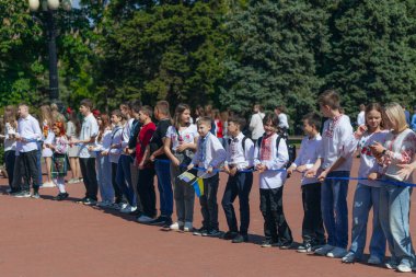 Geleneksel nakışla süslenmiş modern tarzda genç Ukraynalılar. Ukrayna kültürü ve mirası. Hoş, çekici insanlar. Ulusal kostüm.