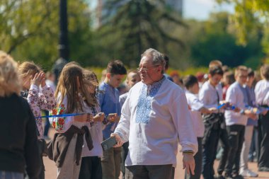Geleneksel nakışla süslenmiş modern tarzda genç Ukraynalılar. Ukrayna kültürü ve mirası. Hoş, çekici insanlar. Ulusal kostüm.