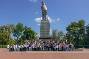 Geleneksel nakışla süslenmiş modern tarzda genç Ukraynalılar. Ukrayna kültürü ve mirası. Hoş, çekici insanlar. Ulusal kostüm.