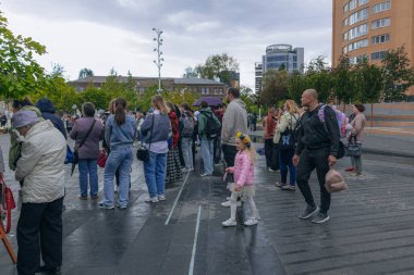 Geleneksel nakışla süslenmiş modern tarzda genç Ukraynalılar. Ukrayna kültürü ve mirası. Hoş, çekici insanlar. Ulusal kostüm.