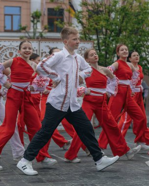 Geleneksel nakışla süslenmiş modern tarzda genç Ukraynalılar. Ukrayna kültürü ve mirası. Hoş, çekici insanlar. Ulusal kostüm.