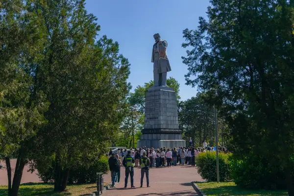 Geleneksel nakışla süslenmiş modern tarzda genç Ukraynalılar. Ukrayna kültürü ve mirası. Hoş, çekici insanlar. Ulusal kostüm.
