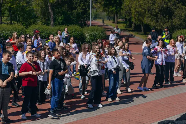 Geleneksel nakışla süslenmiş modern tarzda genç Ukraynalılar. Ukrayna kültürü ve mirası. Hoş, çekici insanlar. Ulusal kostüm.