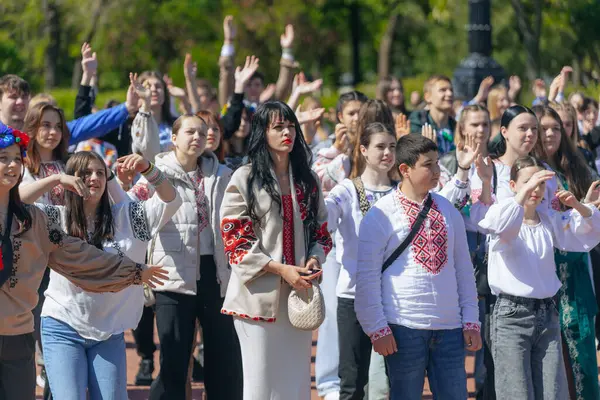 Geleneksel nakışla süslenmiş modern tarzda genç Ukraynalılar. Ukrayna kültürü ve mirası. Hoş, çekici insanlar. Ulusal kostüm.