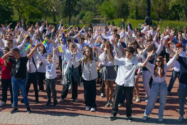 Geleneksel nakışla süslenmiş modern tarzda genç Ukraynalılar. Ukrayna kültürü ve mirası. Hoş, çekici insanlar. Ulusal kostüm.