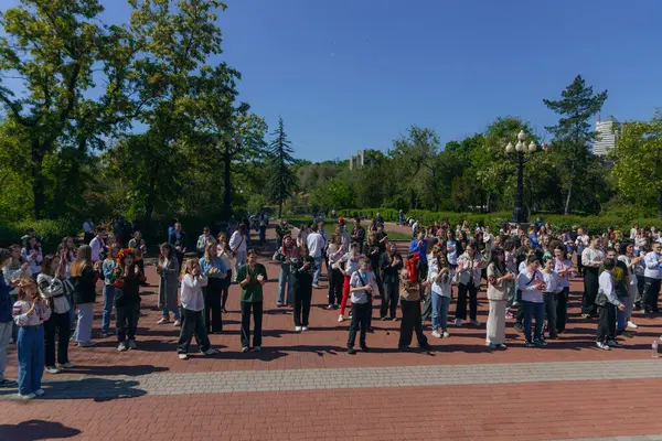Geleneksel nakışla süslenmiş modern tarzda genç Ukraynalılar. Ukrayna kültürü ve mirası. Hoş, çekici insanlar. Ulusal kostüm.