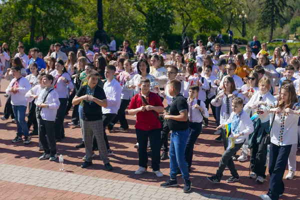 Geleneksel nakışla süslenmiş modern tarzda genç Ukraynalılar. Ukrayna kültürü ve mirası. Hoş, çekici insanlar. Ulusal kostüm.