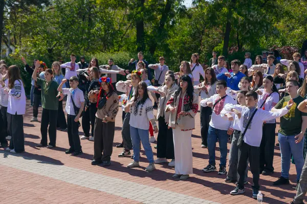 Geleneksel nakışla süslenmiş modern tarzda genç Ukraynalılar. Ukrayna kültürü ve mirası. Hoş, çekici insanlar. Ulusal kostüm.