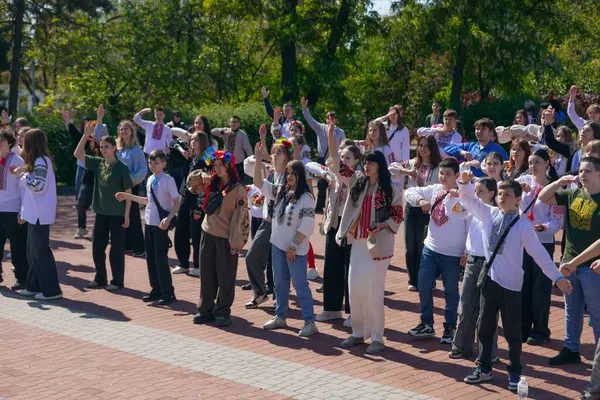 Geleneksel nakışla süslenmiş modern tarzda genç Ukraynalılar. Ukrayna kültürü ve mirası. Hoş, çekici insanlar. Ulusal kostüm.