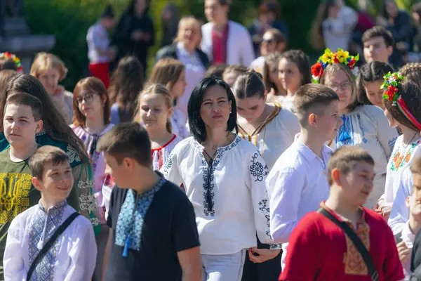 Geleneksel nakışla süslenmiş modern tarzda genç Ukraynalılar. Ukrayna kültürü ve mirası. Hoş, çekici insanlar. Ulusal kostüm.