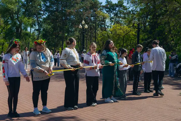 Geleneksel nakışla süslenmiş modern tarzda genç Ukraynalılar. Ukrayna kültürü ve mirası. Hoş, çekici insanlar. Ulusal kostüm.