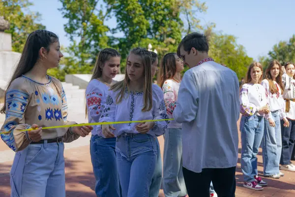 Geleneksel nakışla süslenmiş modern tarzda genç Ukraynalılar. Ukrayna kültürü ve mirası. Hoş, çekici insanlar. Ulusal kostüm.