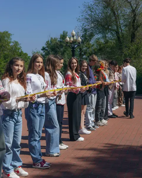 Geleneksel nakışla süslenmiş modern tarzda genç Ukraynalılar. Ukrayna kültürü ve mirası. Hoş, çekici insanlar. Ulusal kostüm.