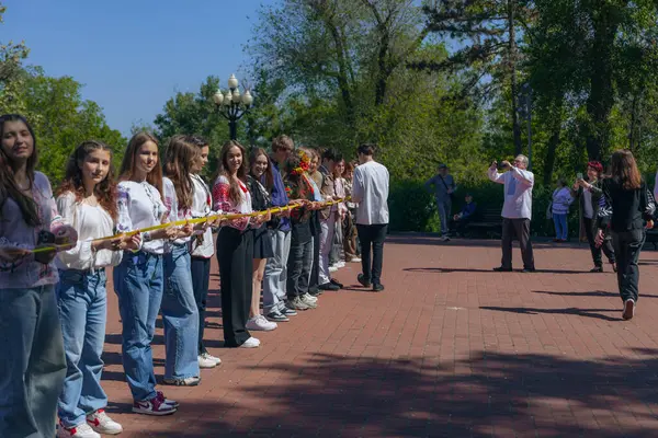 Geleneksel nakışla süslenmiş modern tarzda genç Ukraynalılar. Ukrayna kültürü ve mirası. Hoş, çekici insanlar. Ulusal kostüm.