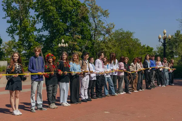 Geleneksel nakışla süslenmiş modern tarzda genç Ukraynalılar. Ukrayna kültürü ve mirası. Hoş, çekici insanlar. Ulusal kostüm.