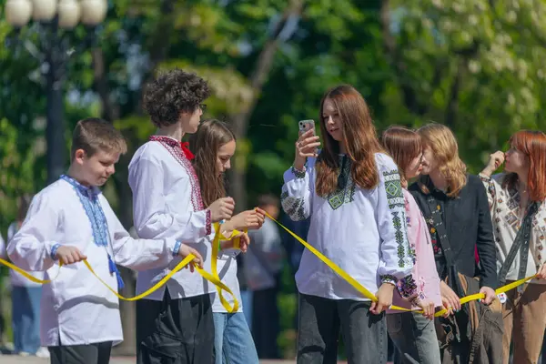 Geleneksel nakışla süslenmiş modern tarzda genç Ukraynalılar. Ukrayna kültürü ve mirası. Hoş, çekici insanlar. Ulusal kostüm.