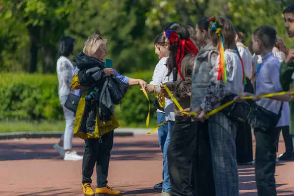 Geleneksel nakışla süslenmiş modern tarzda genç Ukraynalılar. Ukrayna kültürü ve mirası. Hoş, çekici insanlar. Ulusal kostüm.