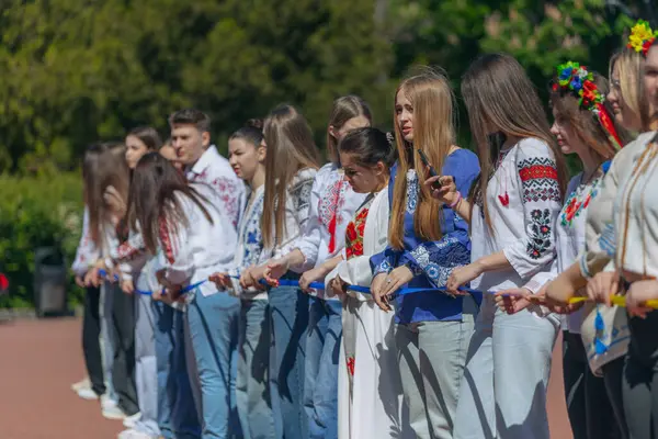 Geleneksel nakışla süslenmiş modern tarzda genç Ukraynalılar. Ukrayna kültürü ve mirası. Hoş, çekici insanlar. Ulusal kostüm.