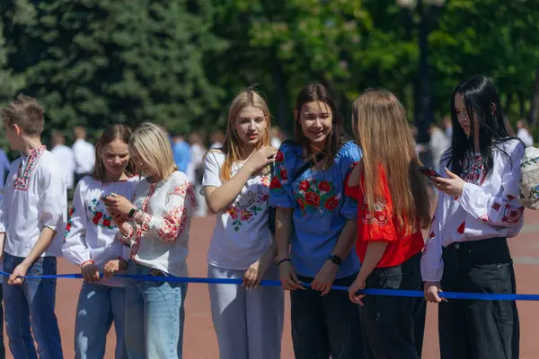 Geleneksel nakışla süslenmiş modern tarzda genç Ukraynalılar. Ukrayna kültürü ve mirası. Hoş, çekici insanlar. Ulusal kostüm.