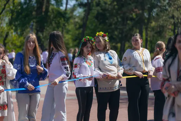 Geleneksel nakışla süslenmiş modern tarzda genç Ukraynalılar. Ukrayna kültürü ve mirası. Hoş, çekici insanlar. Ulusal kostüm.