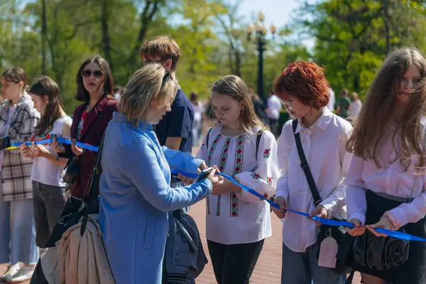 Geleneksel nakışla süslenmiş modern tarzda genç Ukraynalılar. Ukrayna kültürü ve mirası. Hoş, çekici insanlar. Ulusal kostüm.