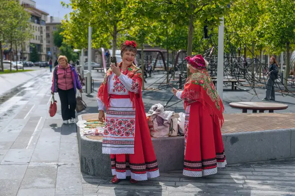 Geleneksel nakışla süslenmiş modern tarzda genç Ukraynalılar. Ukrayna kültürü ve mirası. Hoş, çekici insanlar. Ulusal kostüm.