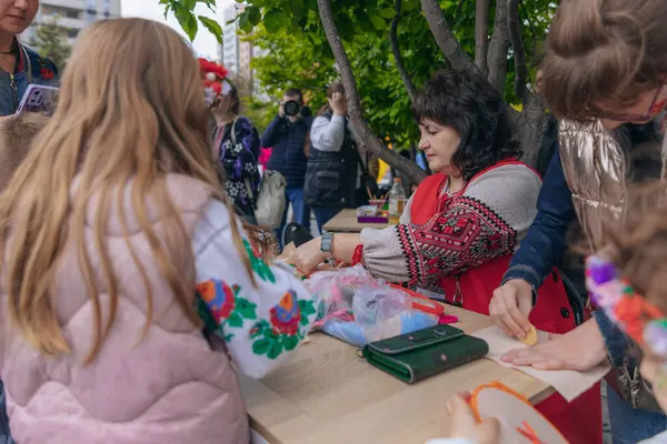 Geleneksel nakışla süslenmiş modern tarzda genç Ukraynalılar. Ukrayna kültürü ve mirası. Hoş, çekici insanlar. Ulusal kostüm.