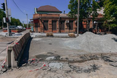 Yol çalışma alanı. Şehir altyapısının tamiri. Şehir caddesi yeniden inşa ediliyor. Geçici kum setleri ve inşaat elementleriyle iyileştirme çalışmaları devam ediyor