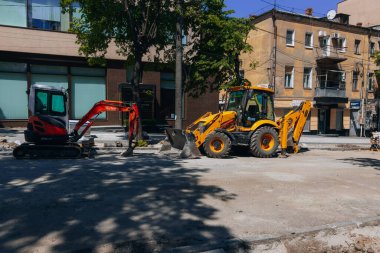 Yol çalışma alanı. Şehir altyapısının tamiri. Şehir caddesi yeniden inşa ediliyor. Geçici kum setleri ve inşaat elementleriyle iyileştirme çalışmaları devam ediyor