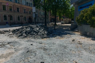 Yol çalışma alanı. Şehir altyapısının tamiri. Şehir caddesi yeniden inşa ediliyor. Geçici kum setleri ve inşaat elementleriyle iyileştirme çalışmaları devam ediyor