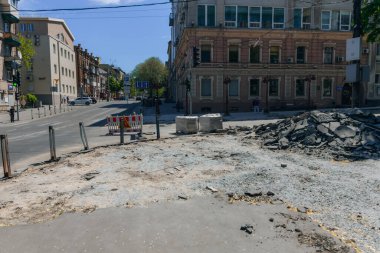 Yol çalışma alanı. Şehir altyapısının tamiri. Şehir caddesi yeniden inşa ediliyor. Geçici kum setleri ve inşaat elementleriyle iyileştirme çalışmaları devam ediyor