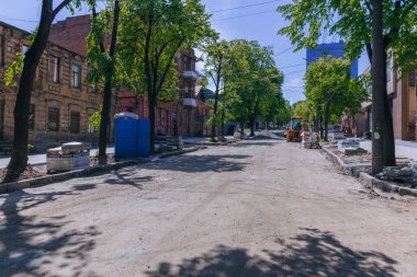 Yol çalışma alanı. Şehir altyapısının tamiri. Şehir caddesi yeniden inşa ediliyor. Geçici kum setleri ve inşaat elementleriyle iyileştirme çalışmaları devam ediyor