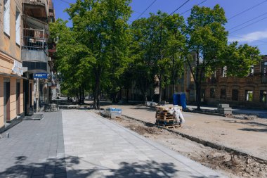 Yol çalışma alanı. Şehir altyapısının tamiri. Şehir caddesi yeniden inşa ediliyor. Geçici kum setleri ve inşaat elementleriyle iyileştirme çalışmaları devam ediyor