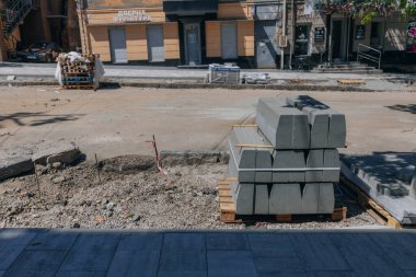 Yol çalışma alanı. Şehir altyapısının tamiri. Şehir caddesi yeniden inşa ediliyor. Geçici kum setleri ve inşaat elementleriyle iyileştirme çalışmaları devam ediyor