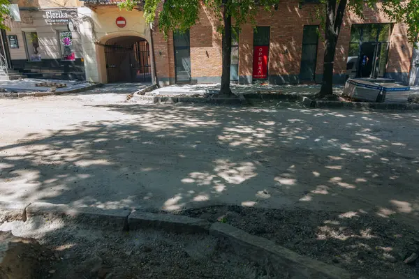 Yol çalışma alanı. Şehir altyapısının tamiri. Şehir caddesi yeniden inşa ediliyor. Geçici kum setleri ve inşaat elementleriyle iyileştirme çalışmaları devam ediyor