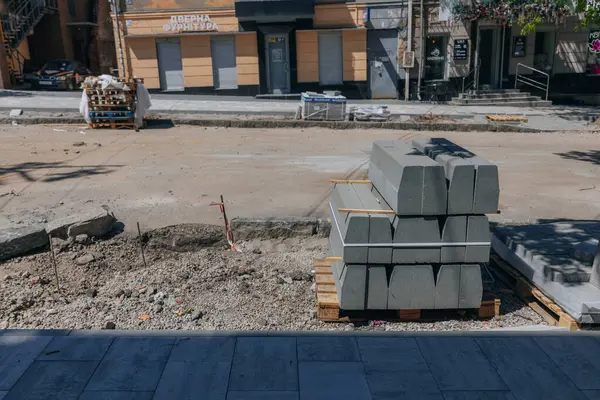 Yol çalışma alanı. Şehir altyapısının tamiri. Şehir caddesi yeniden inşa ediliyor. Geçici kum setleri ve inşaat elementleriyle iyileştirme çalışmaları devam ediyor