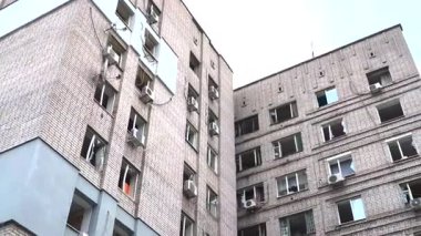 Ukrayna 'nın başkenti Dnepr' de yüksek binalarda bir grev. Bir konut binası. Şehre yapılan bir düşman saldırısından sonra. İnsanlar evsiz kaldı..