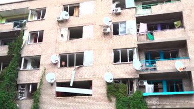 Ukrayna 'nın başkenti Dnepr' de yüksek binalarda bir grev. Bir konut binası. Şehre yapılan bir düşman saldırısından sonra. İnsanlar evsiz kaldı..