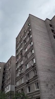 Ukrayna 'nın başkenti Dnepr' de yüksek binalarda bir grev. Bir konut binası. Şehre yapılan bir düşman saldırısından sonra. İnsanlar evsiz kaldı..