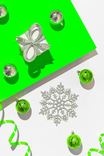Kreatywna Kompozycja Wykonana Obecnego Pudełka Srebrną Wstążką Płatkiem Śniegu Bombkami — Zdjęcie stockowe